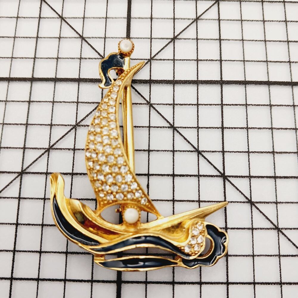 Brooch Pin VTG Sailboat Yacht Nautical Rhinestone Enamel Faux Pearl Gold Tone 90